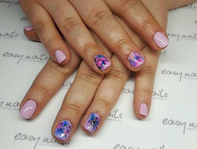 Spring 2019 manicure - only fashionably blooming nails!
