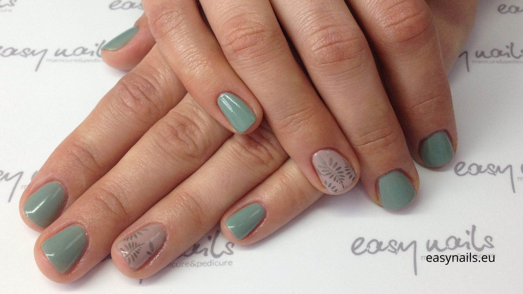 Nails With Leaves: Minimalist Boho Style