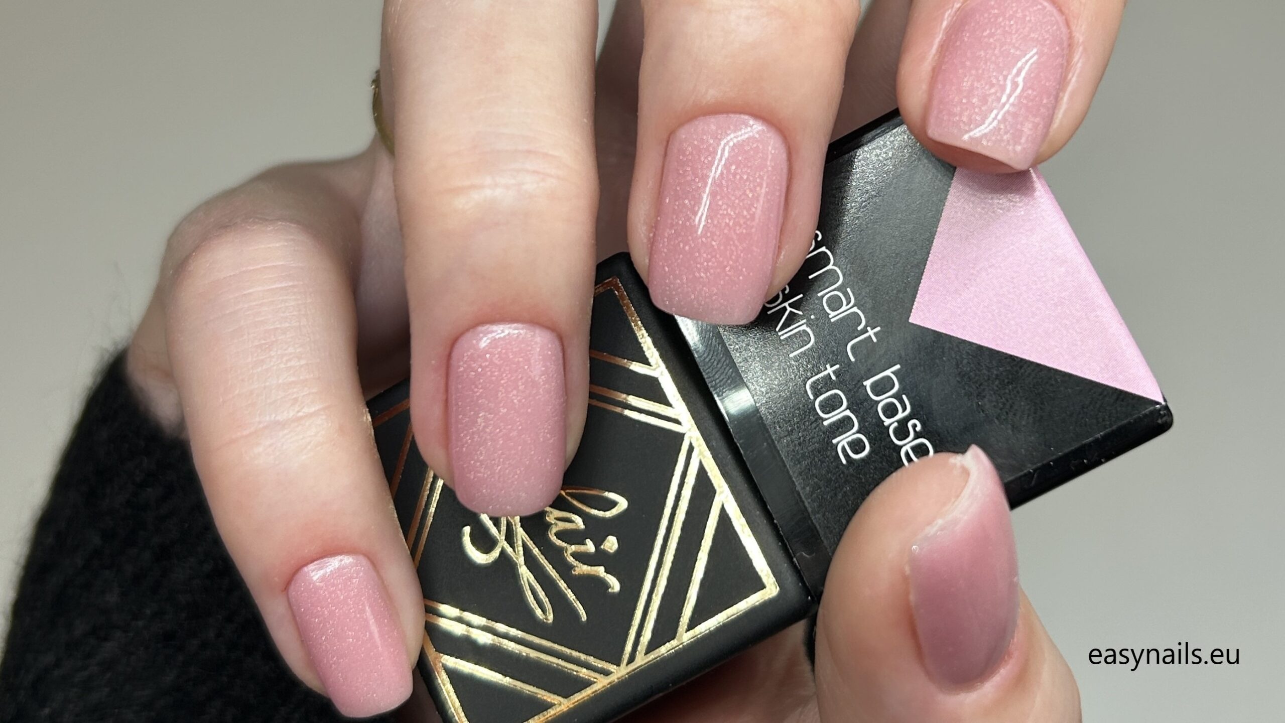 Nude Nails with Glitter: Subtle Elegance for Everyday Wear