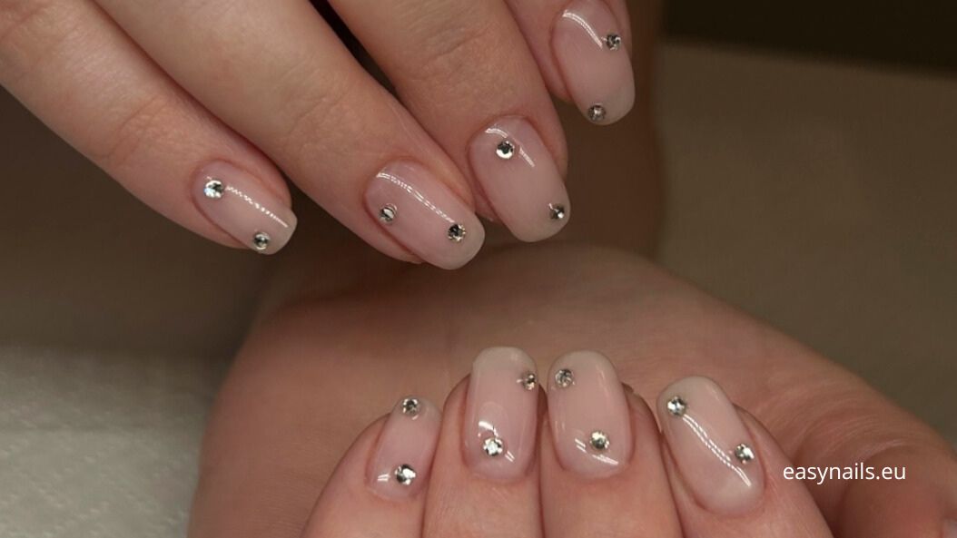 How to Elegantly Style Nails with Rhinestones