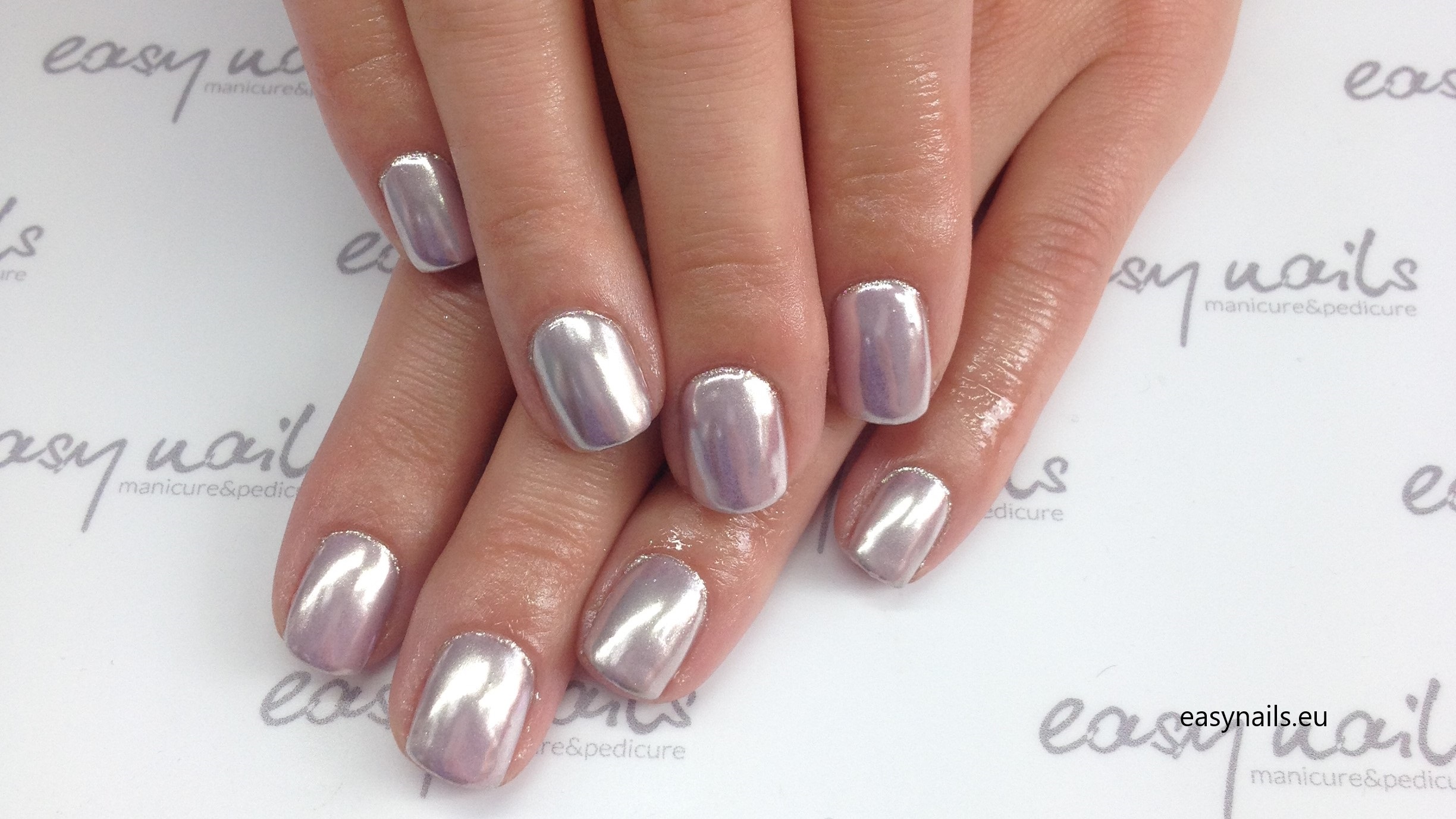 Manicure Nails with Pollen: Achieving the Mirror Mermaid Effect and Other Trendy Finishes