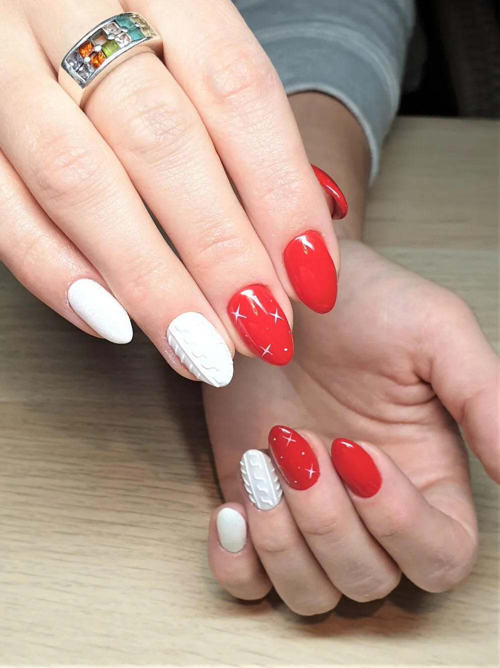 Manicure czerwono biały sweterek z gwiazdką