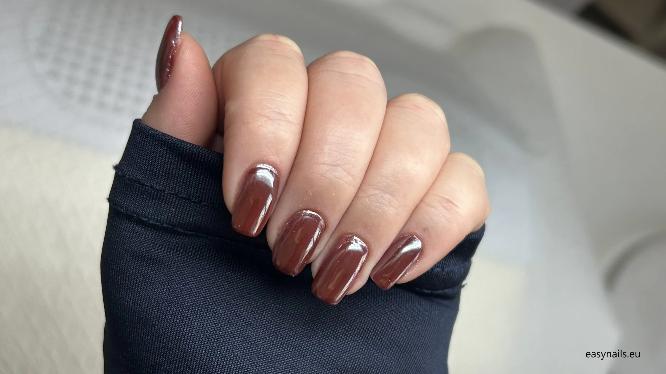 How to Achieve a Chrome Shine Effect on Your Nails