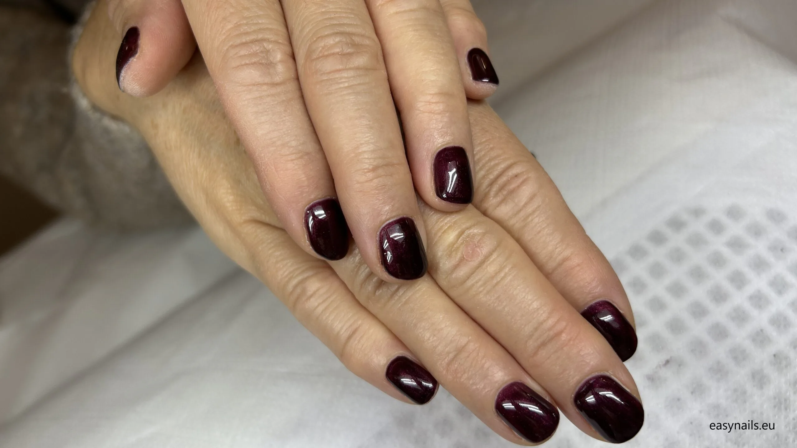 How to Choose the Right Nail Color for Red and Black Dresses