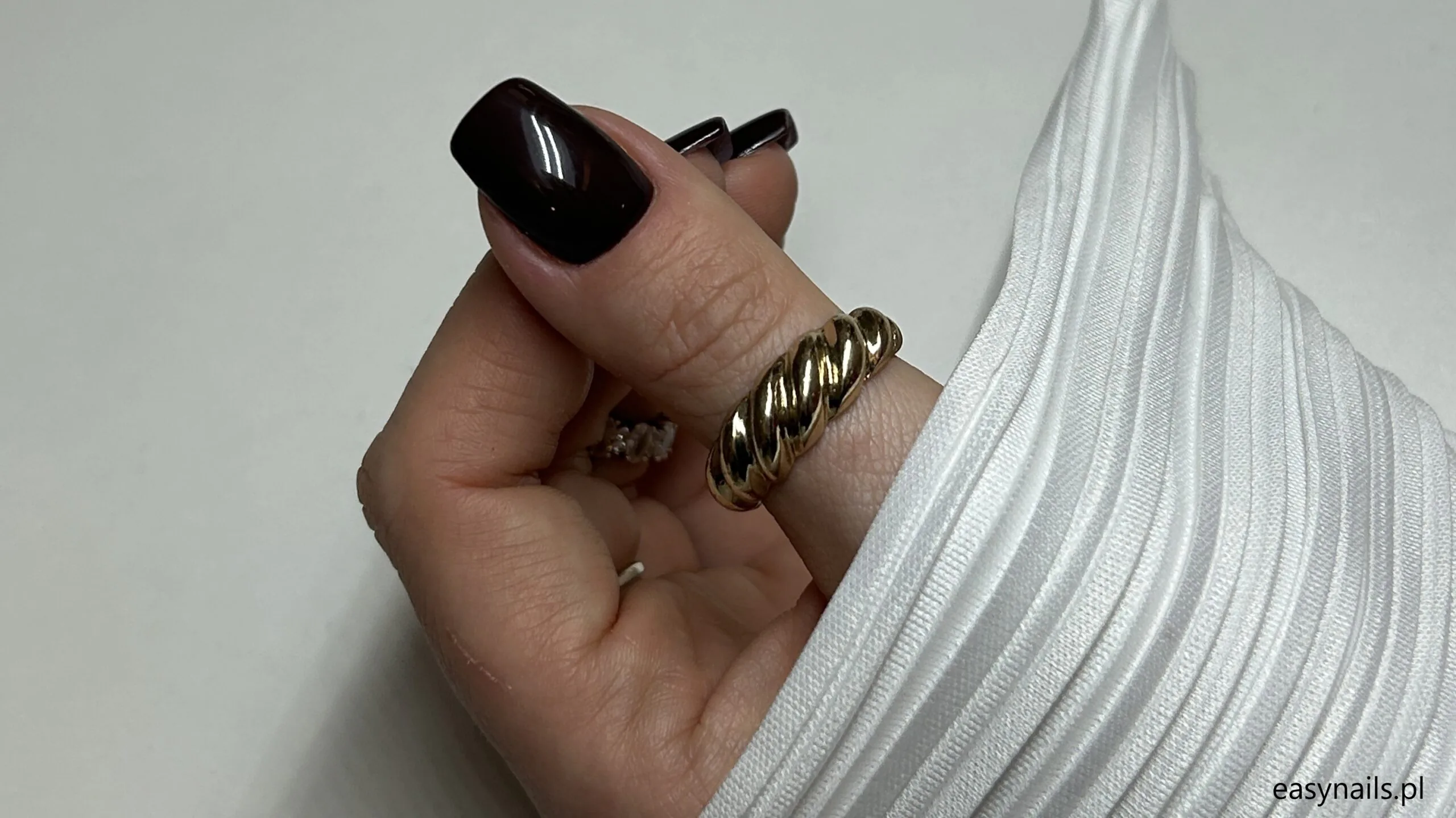 Bottle Green Manicure: Best Colors and Patterns