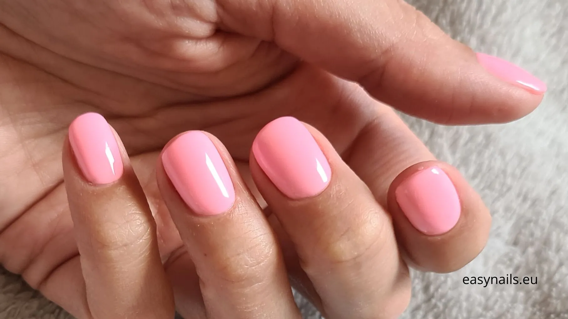 Bubble Gum Nails: Manicure Styling in Pastel Shades of Pink